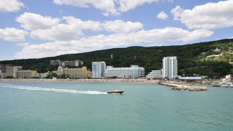 Румыны – самые многочисленные туристы в нашей стране, их ежегодное число приближается к миллиону.