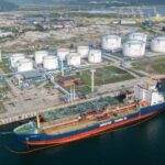 Санкции Трампа заблокировали около трети экспорта нефти из России морским транспортом.