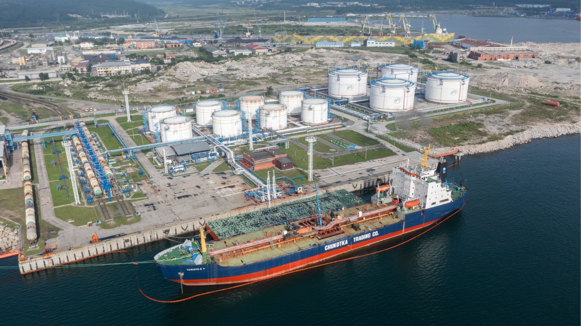 Санкции Трампа заблокировали около трети экспорта нефти из России морским транспортом.