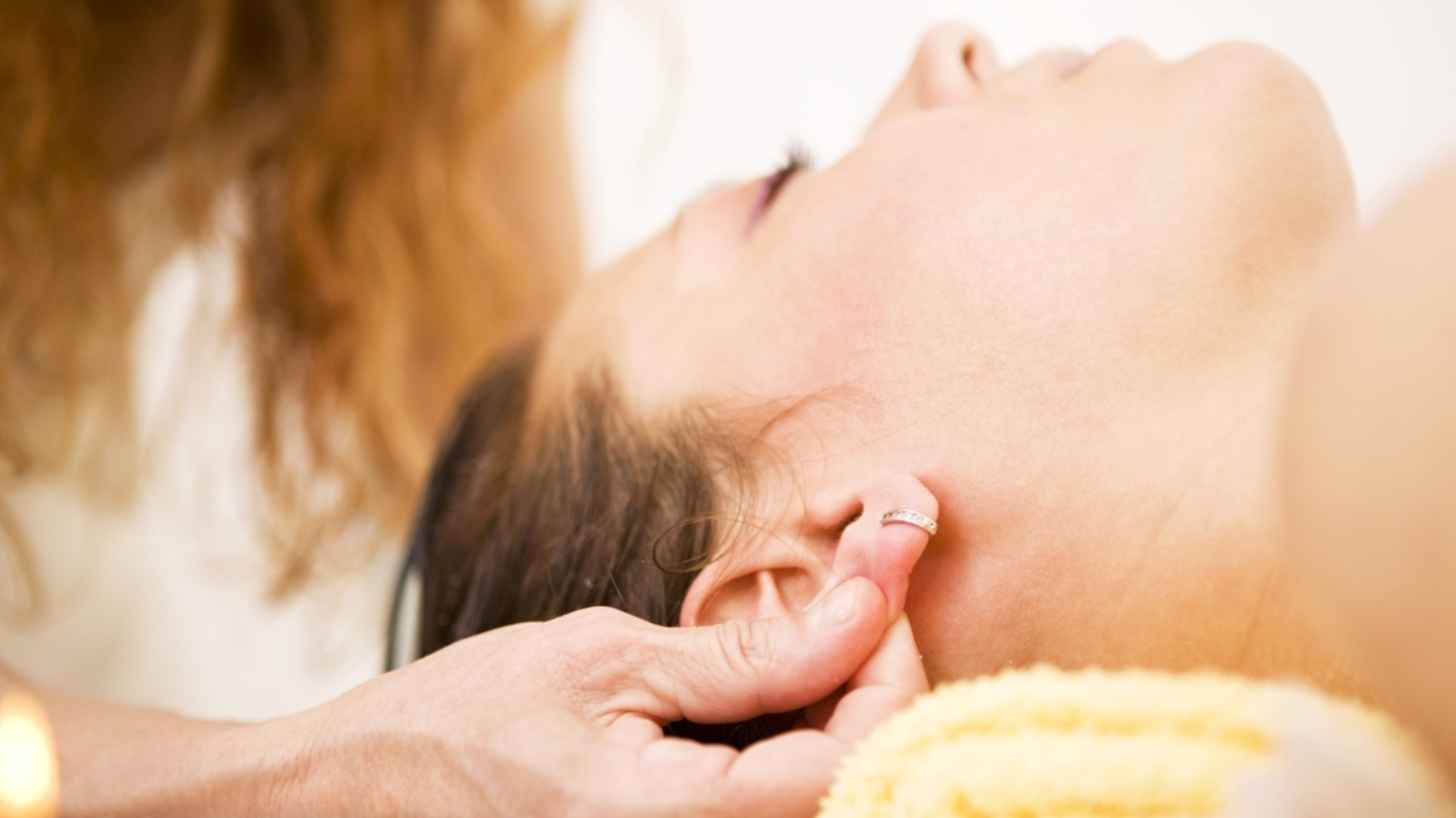 Как быстрее всего вывести воду из уха?