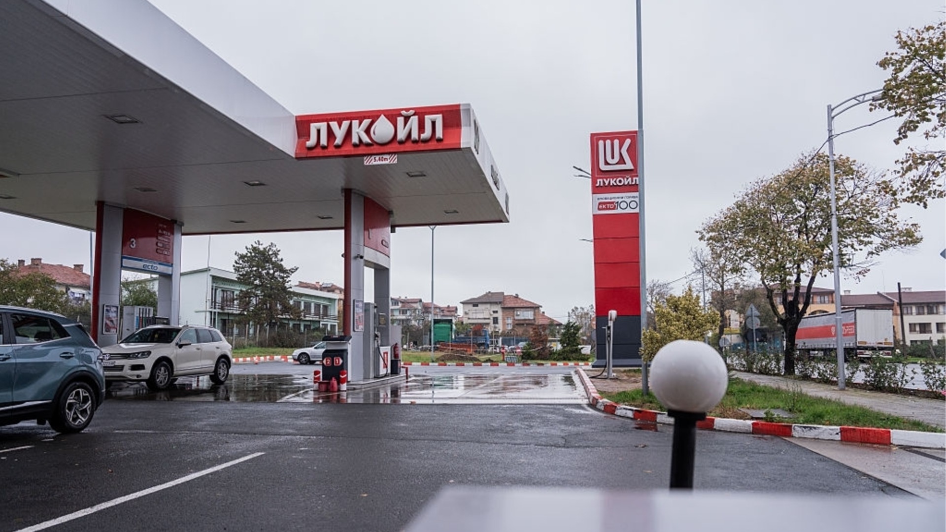 22 ноября закроются заправки «Лукойла», государство потеряло драгоценное время: Валентин Канев с прогнозом