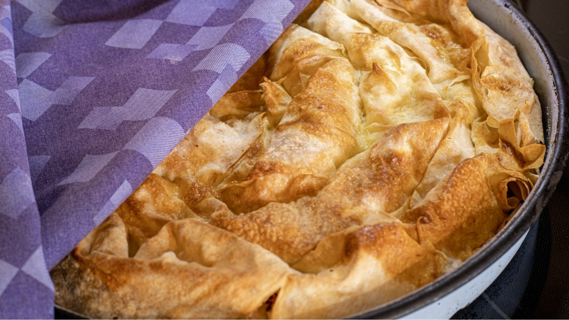 Этот пышный спиральный пирог с готовыми коржами сможет приготовить каждый.