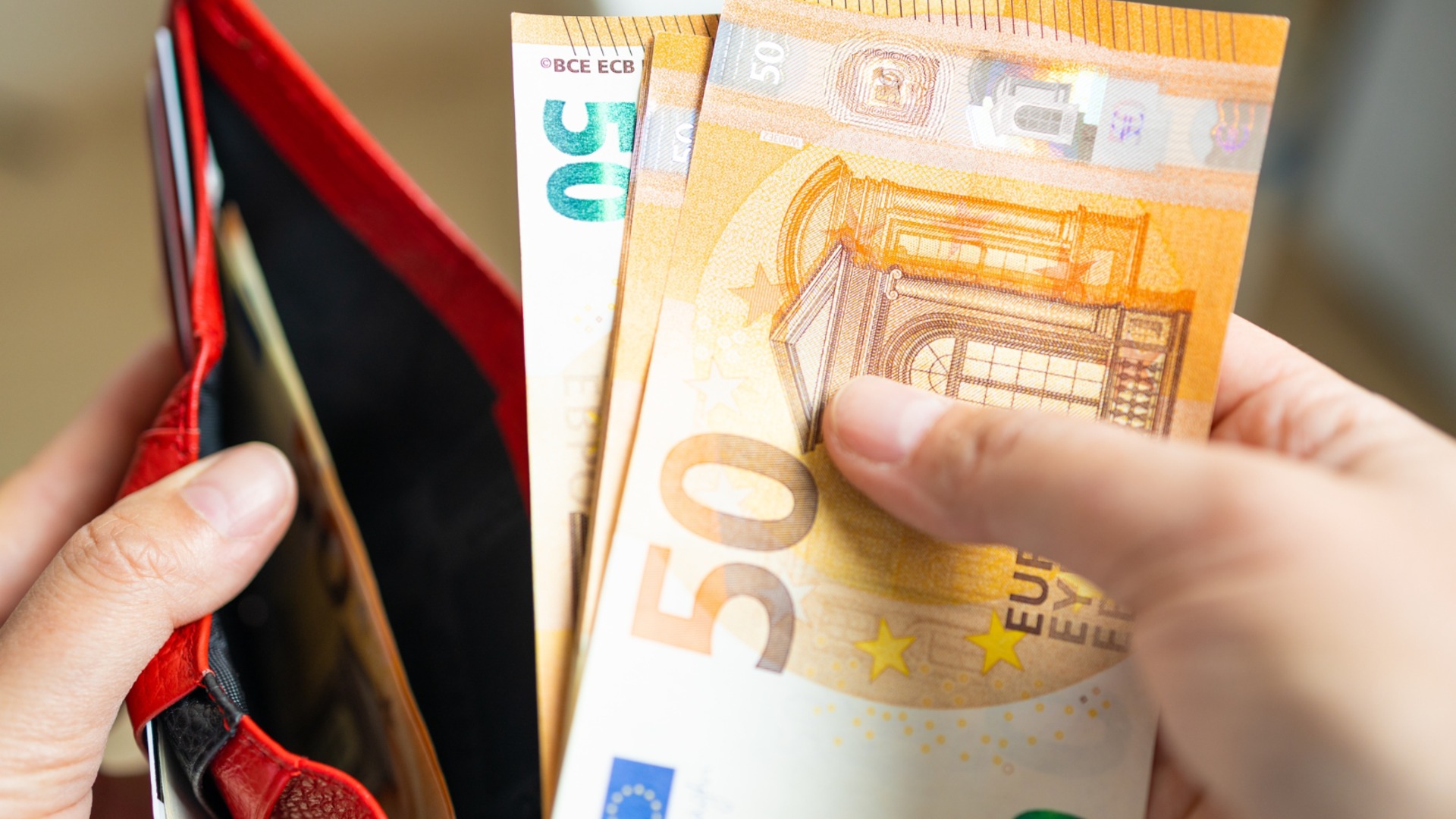 Двойной аршин в государстве: В КПК зарплаты взлетают на 33%