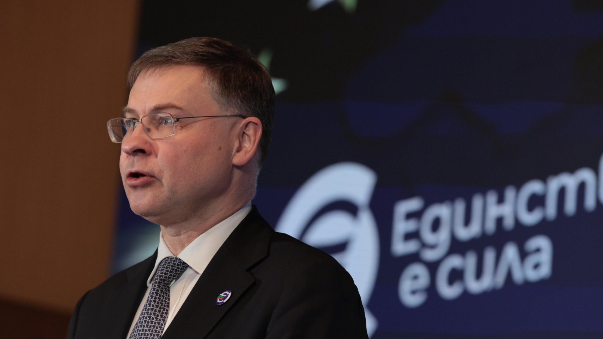 Правительство, похоже, ввело ЕК в заблуждение по поводу дефицита и инфляции: дело было не в зарплатах полицейских, а в обороне.