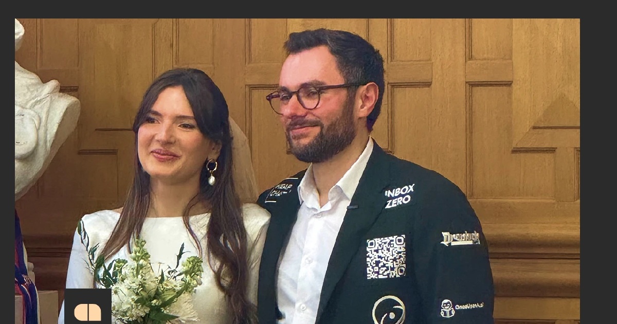 Француз профинансировал свою свадьбу благодаря рекламе на собственном костюме