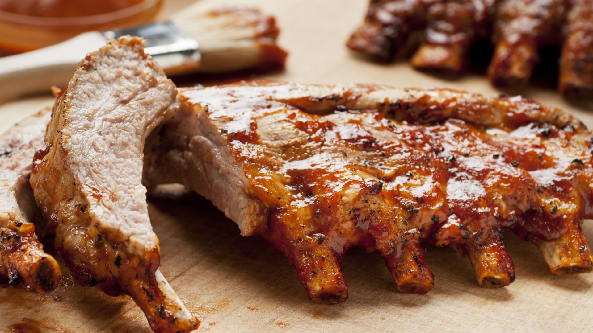 Вот так готовятся идеальные свиные ребрышки, запеченные в духовке, с аппетитным соусом.