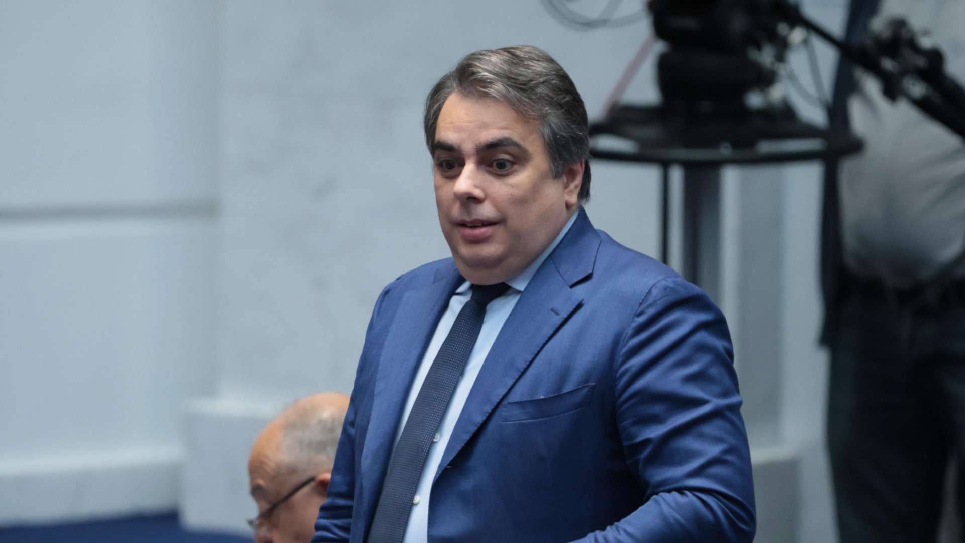 «Не прячьтесь в фиалках»: Асен Васильев призвал Минфин отозвать бюджет и прекратить рэкет (ВИДЕО)