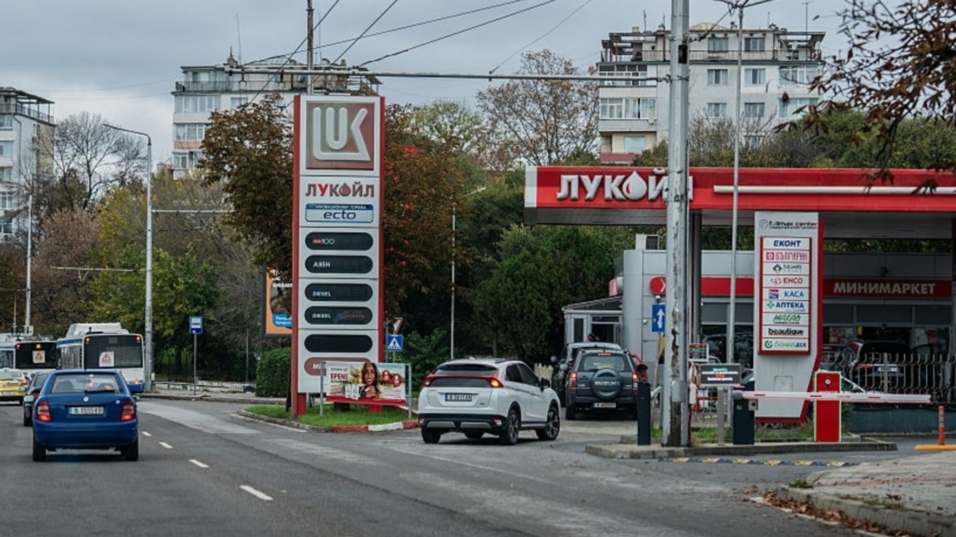 На сколько Болгарии хватит запасов топлива в случае кризиса с "Лукойлом": расчет министра энергетики