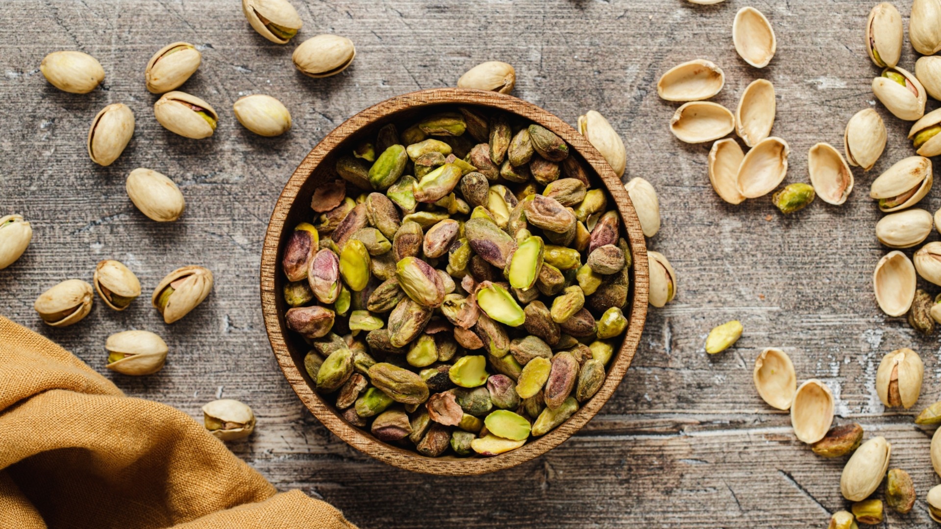 Почему хитрые садоводы выбрасывают скорлупу фисташек в саду