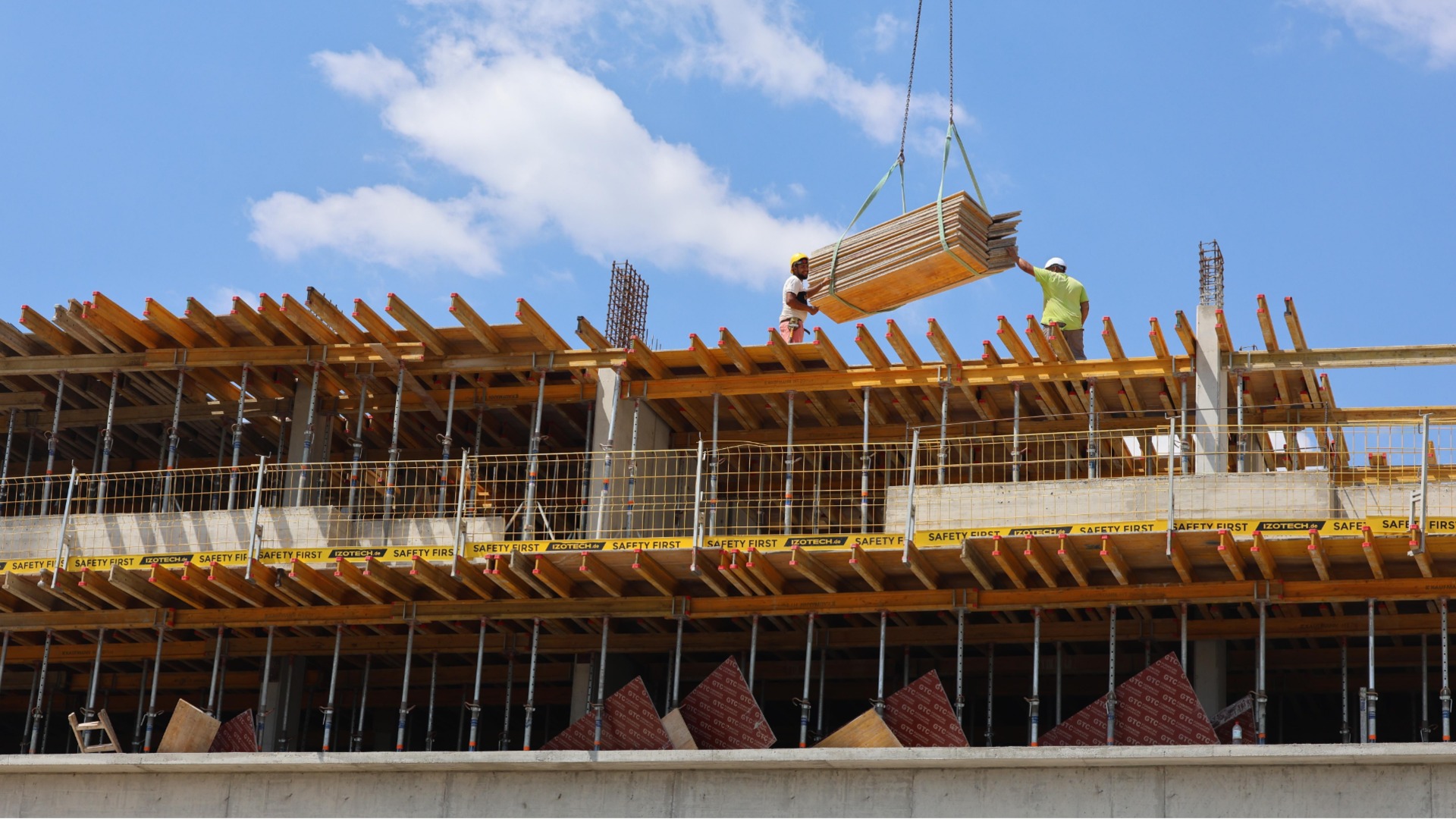 Жена рядом с новым главой Нацдоходов блистала сверхвыгодной сделкой с недвижимостью, он сам - с акциями