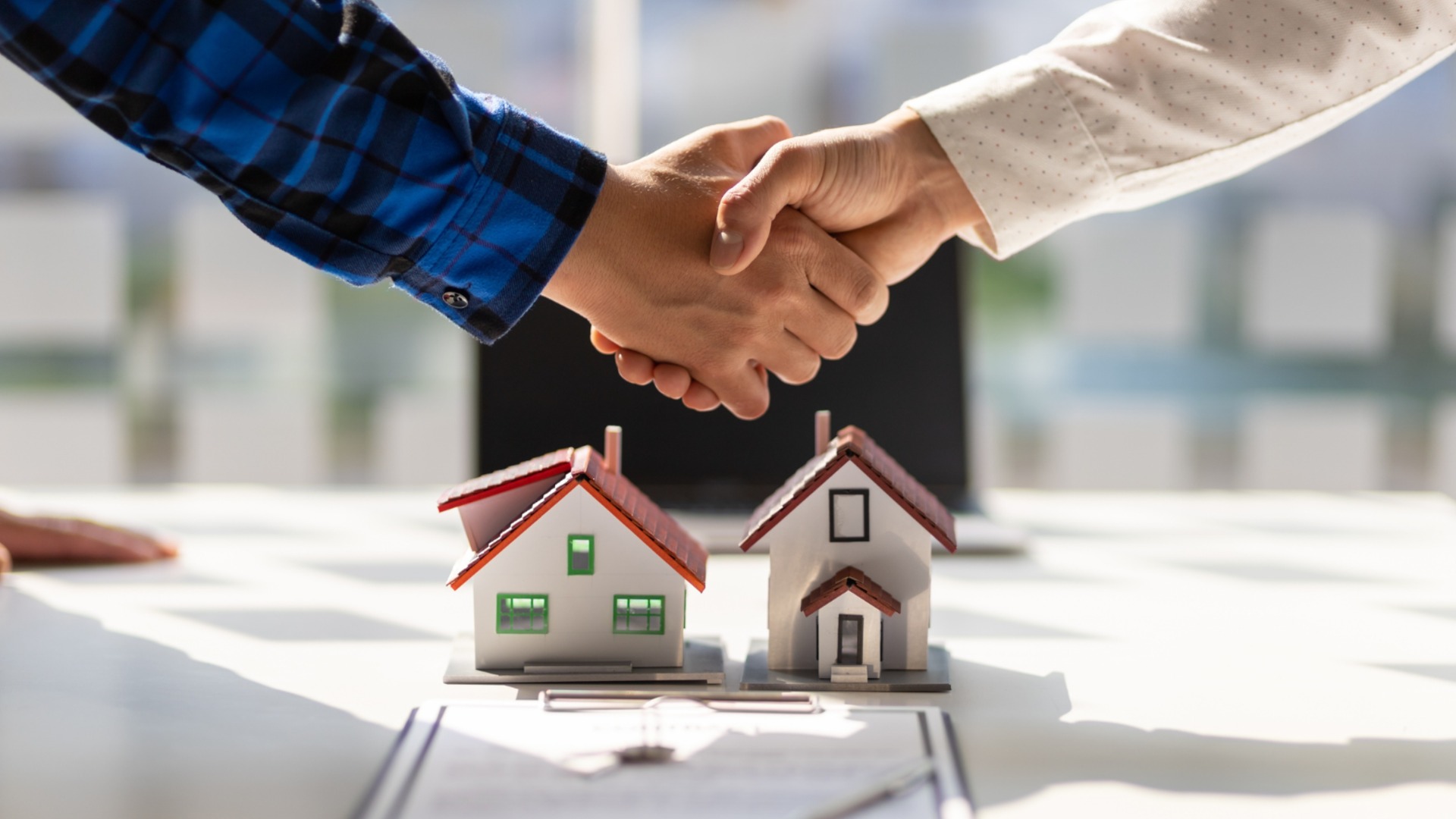 В страхе за свои доходы после евро: Болгары перестали покупать недвижимость