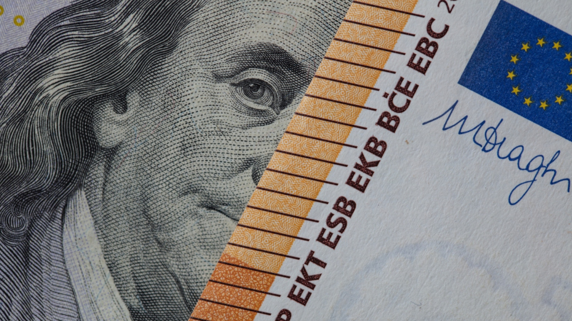 Курс евро к доллару на утренних межбанковских торгах проходит без существенных колебаний.