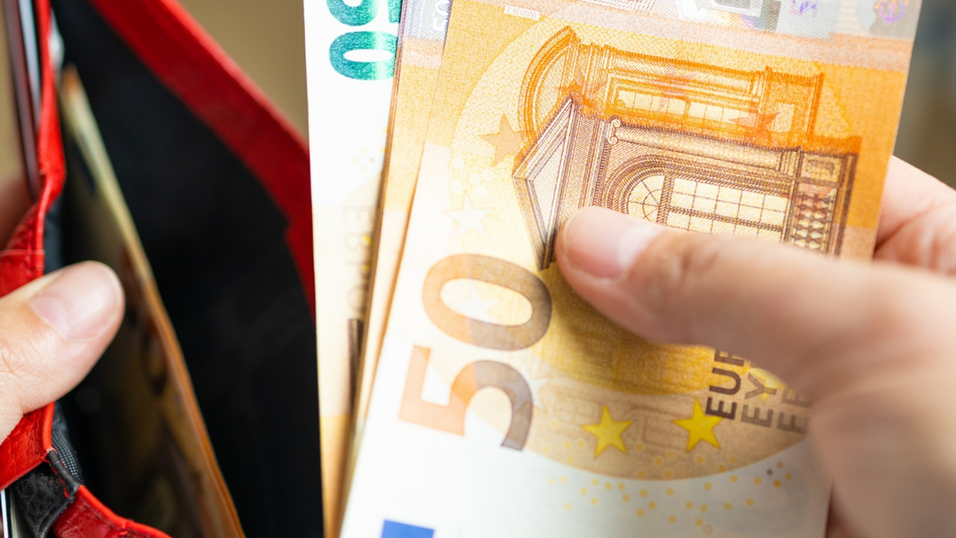 Суд ЕС отменил новые правила минимальной заработной платы