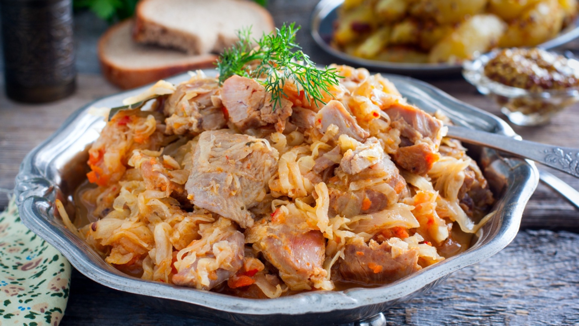 Свежая капуста со свининой – настоящая осенняя классика.