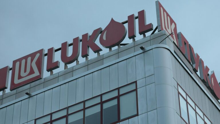 Компания из Абу-Даби заинтересовалась зарубежными активами "Лукойла"