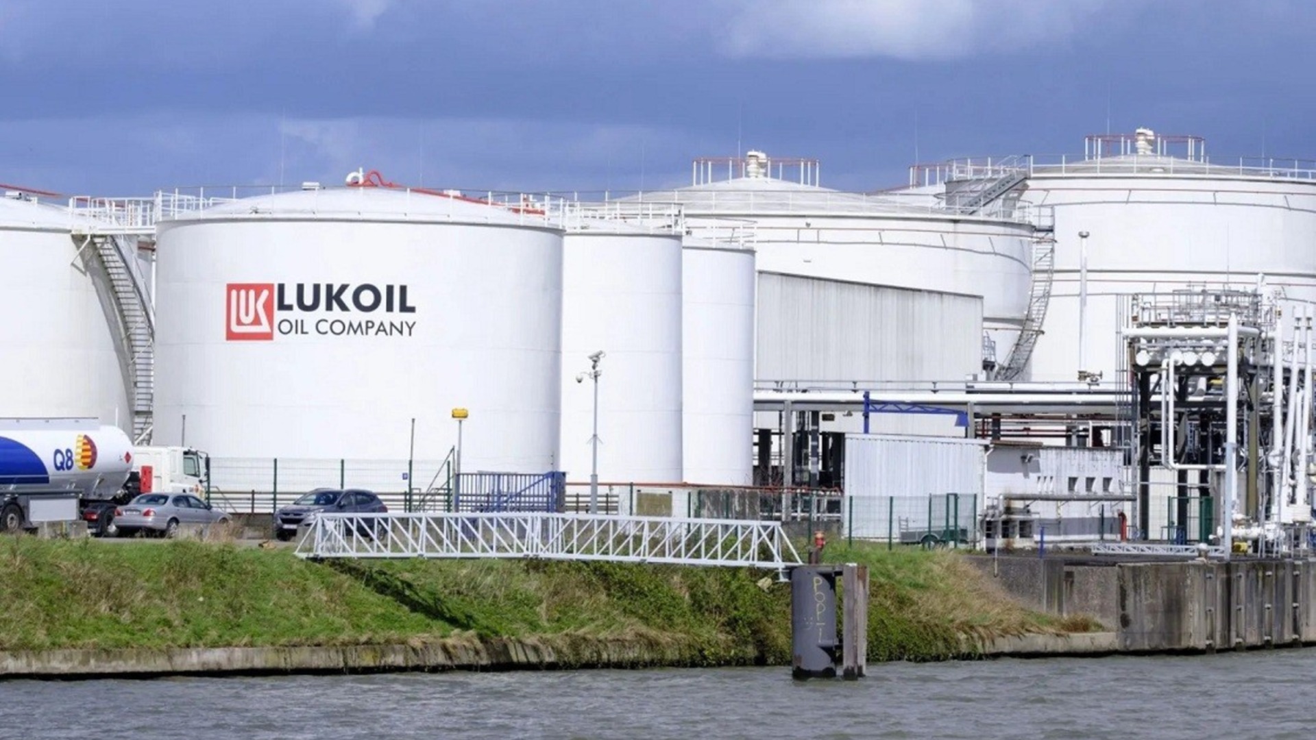 Шансы на диверсию "Лукойла" не малы: эксперт о будущем НПЗ