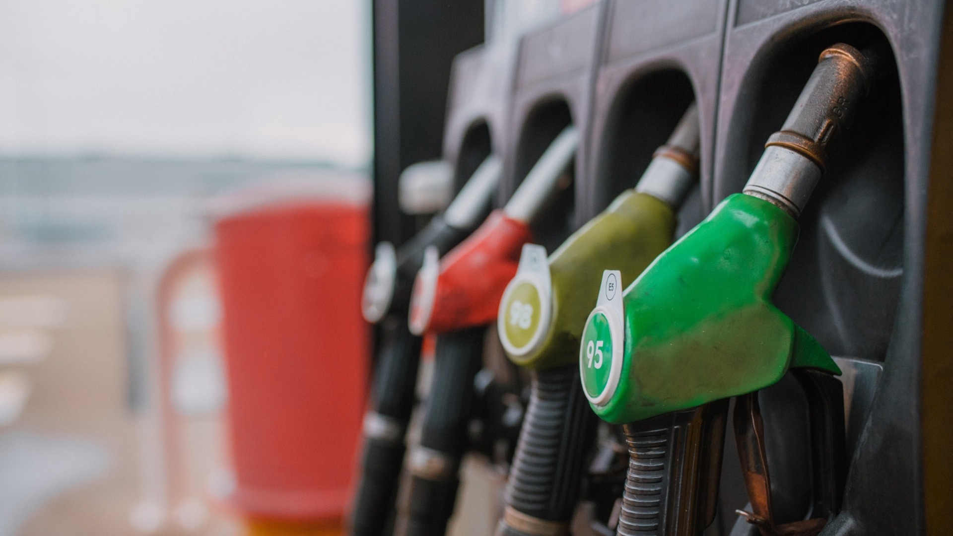 Сколько мы платим за топливо в Болгарии и на Балканах: ТВ-проверка