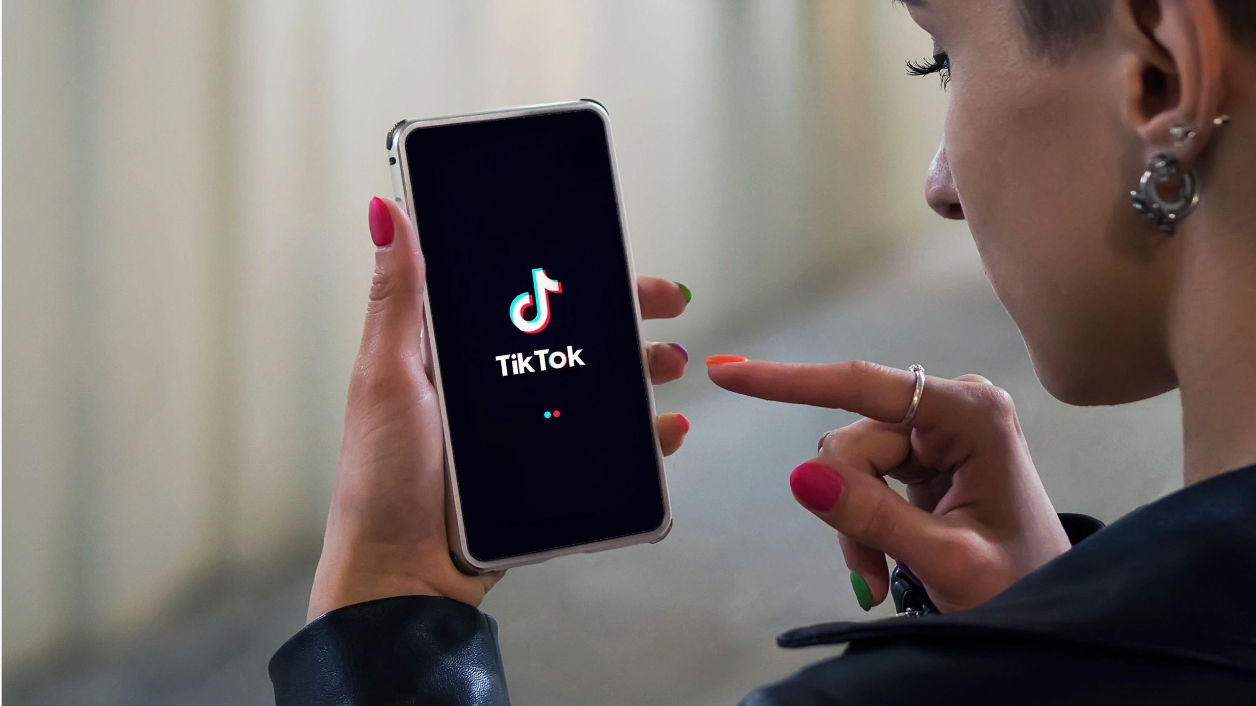 TikTok теперь позволяет вам выбирать, сколько контента, созданного искусственным интеллектом, вы хотите видеть.