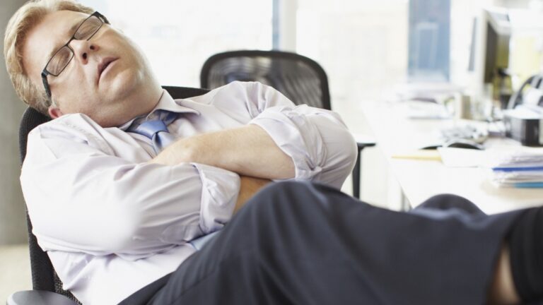 Как недостаток сна влияет на кровь: Что с ним происходит, если спать всего 6 часов в сутки