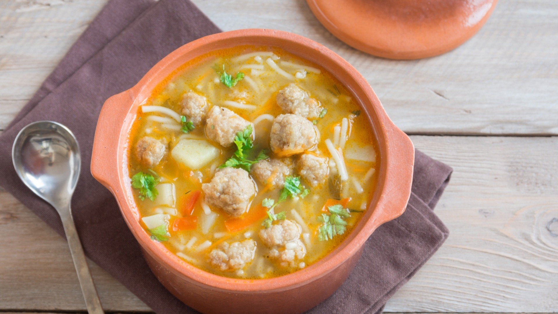 Чем заправить фарш для суповых шариков