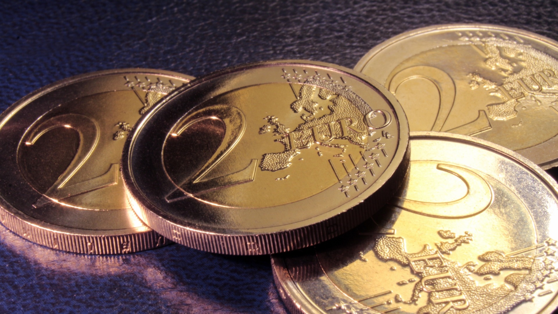 Курс евро приблизился к максимальному месячному значению