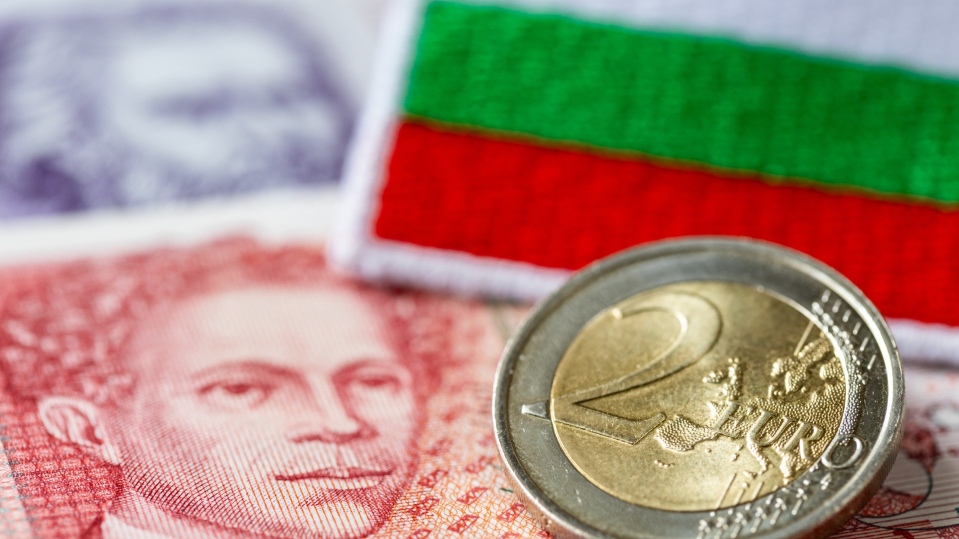 НББ: Центробанки еврозоны будут обменивать левы на евро с 1 января по 2 марта следующего года