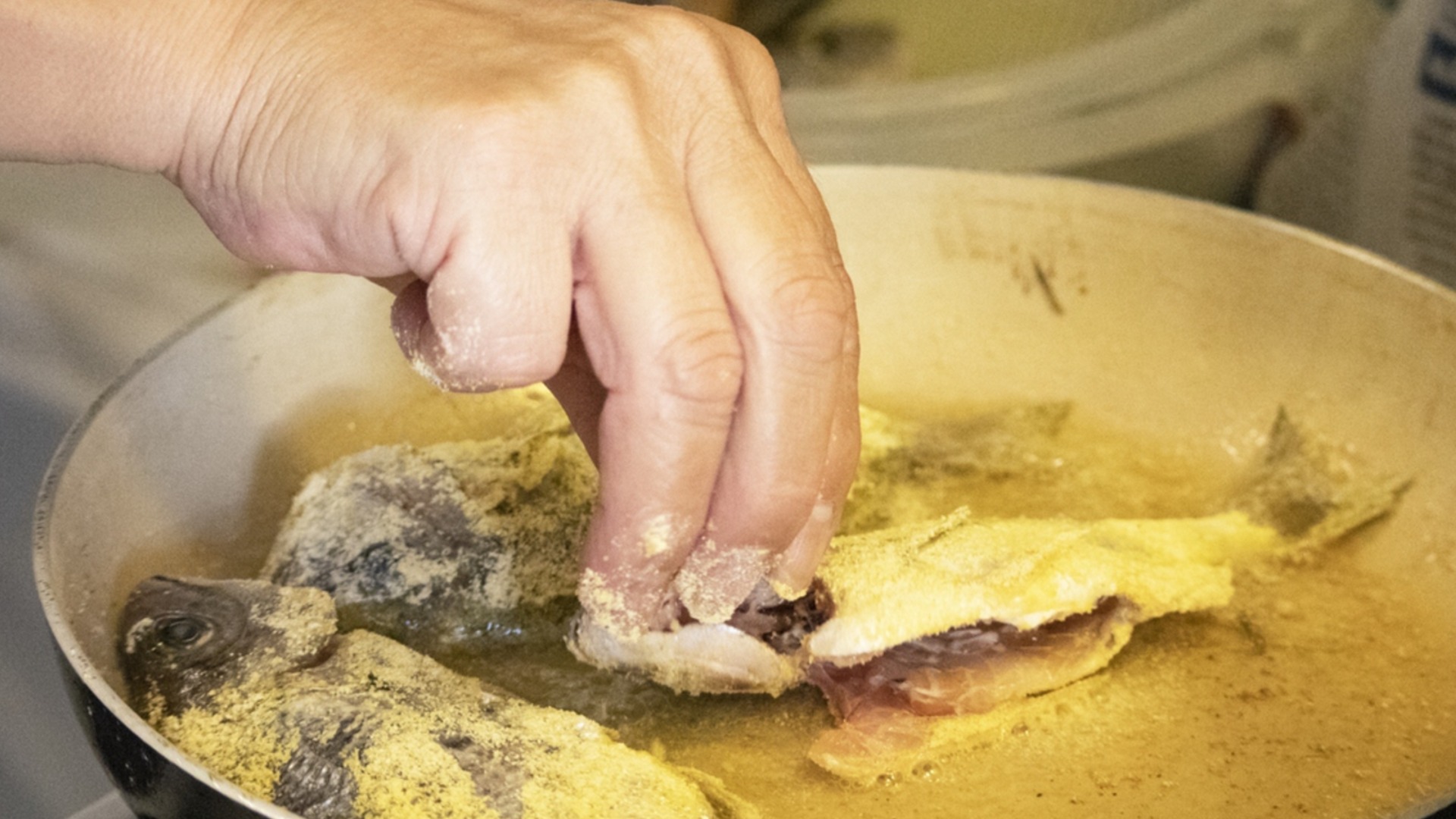 Почему рыба разваливается при жарке и как этого избежать?