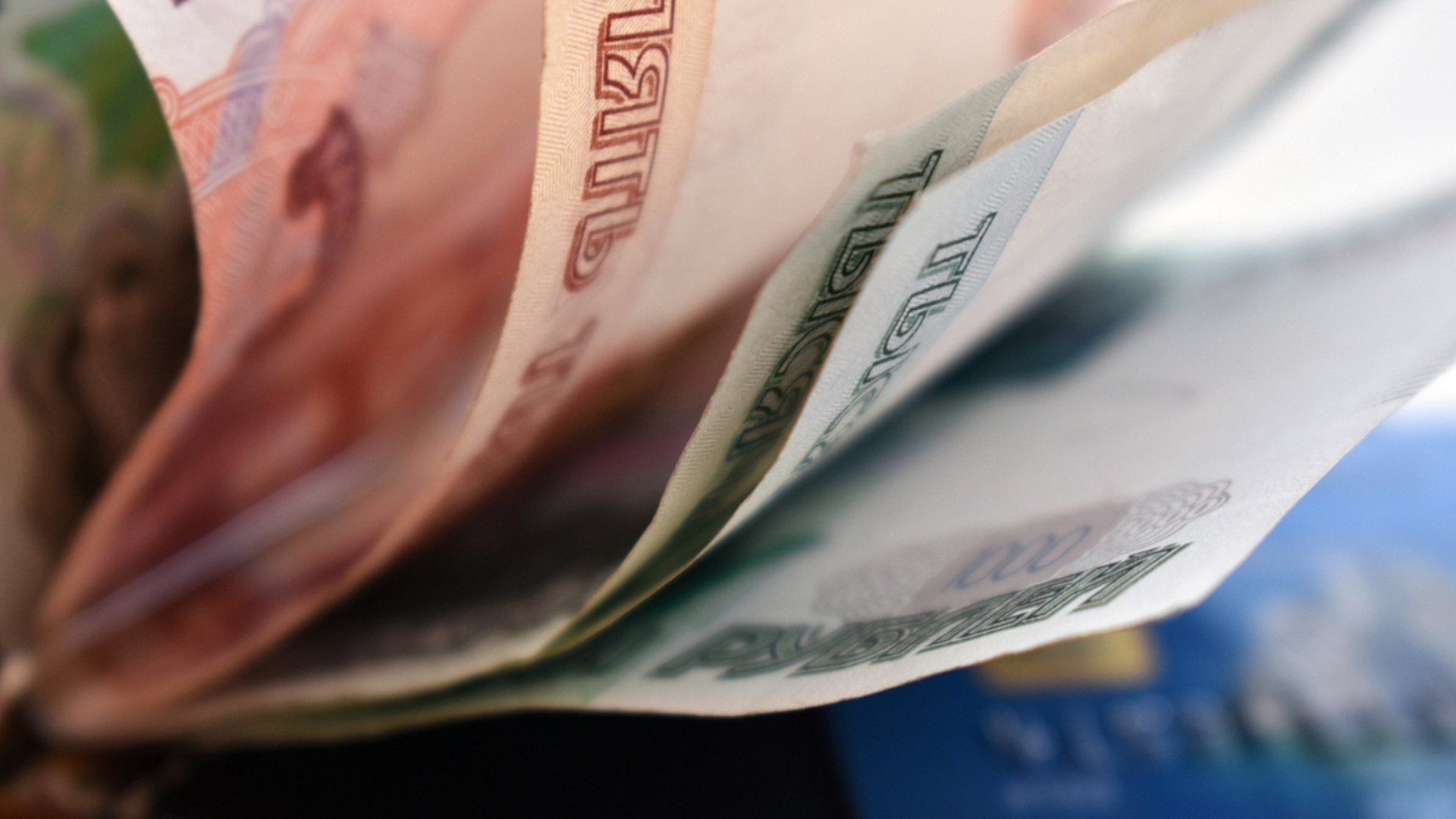 Почти 99 миллиардов долларов долга выпало на Россию из-за войны на Украине только в 2025 году