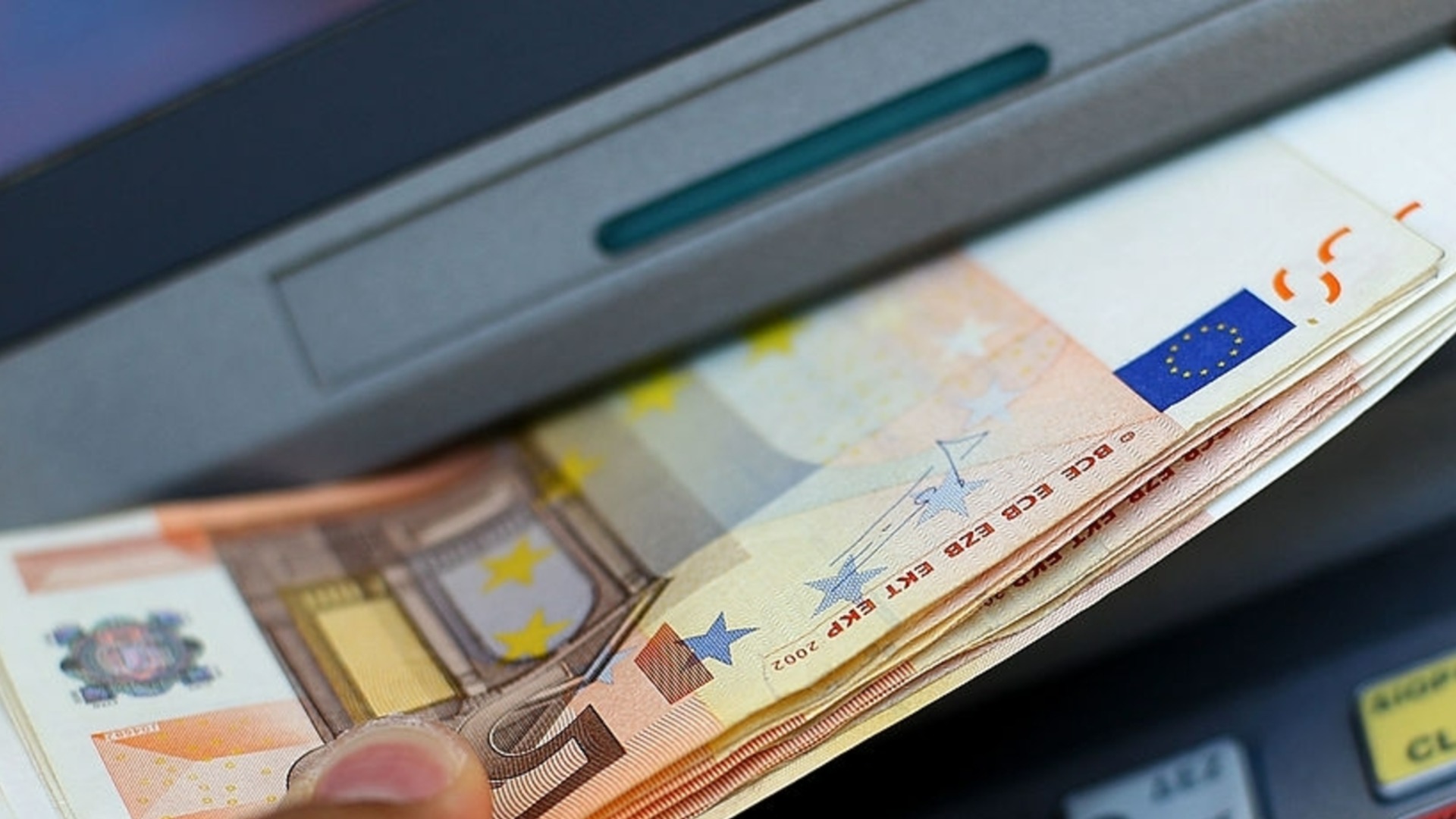 Из-за зарплат: работодатели просят президента наложить вето на продление бюджета