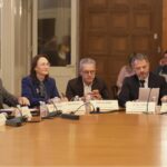 Закон о продлении с «замороженными» зарплатами прошел через комитет