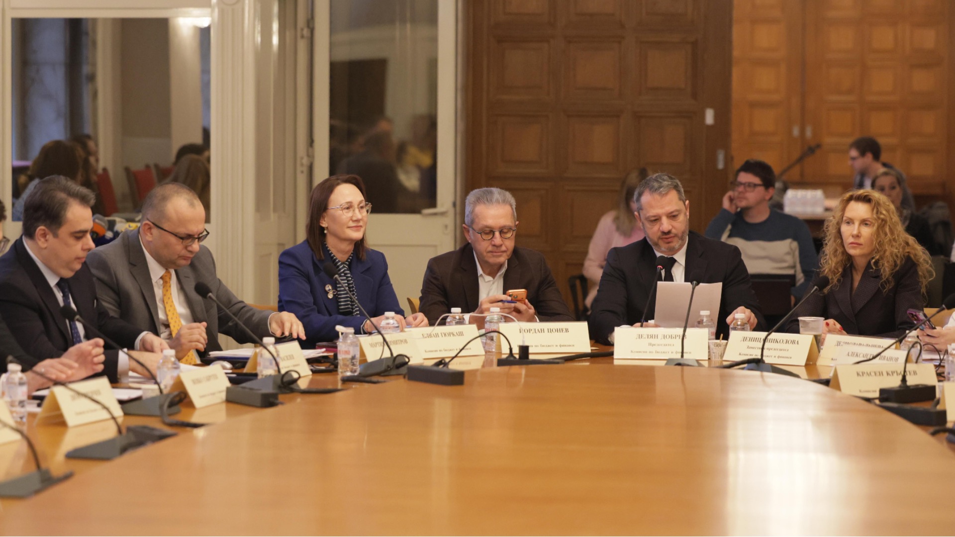 Закон о продлении с «замороженными» зарплатами прошел через комитет