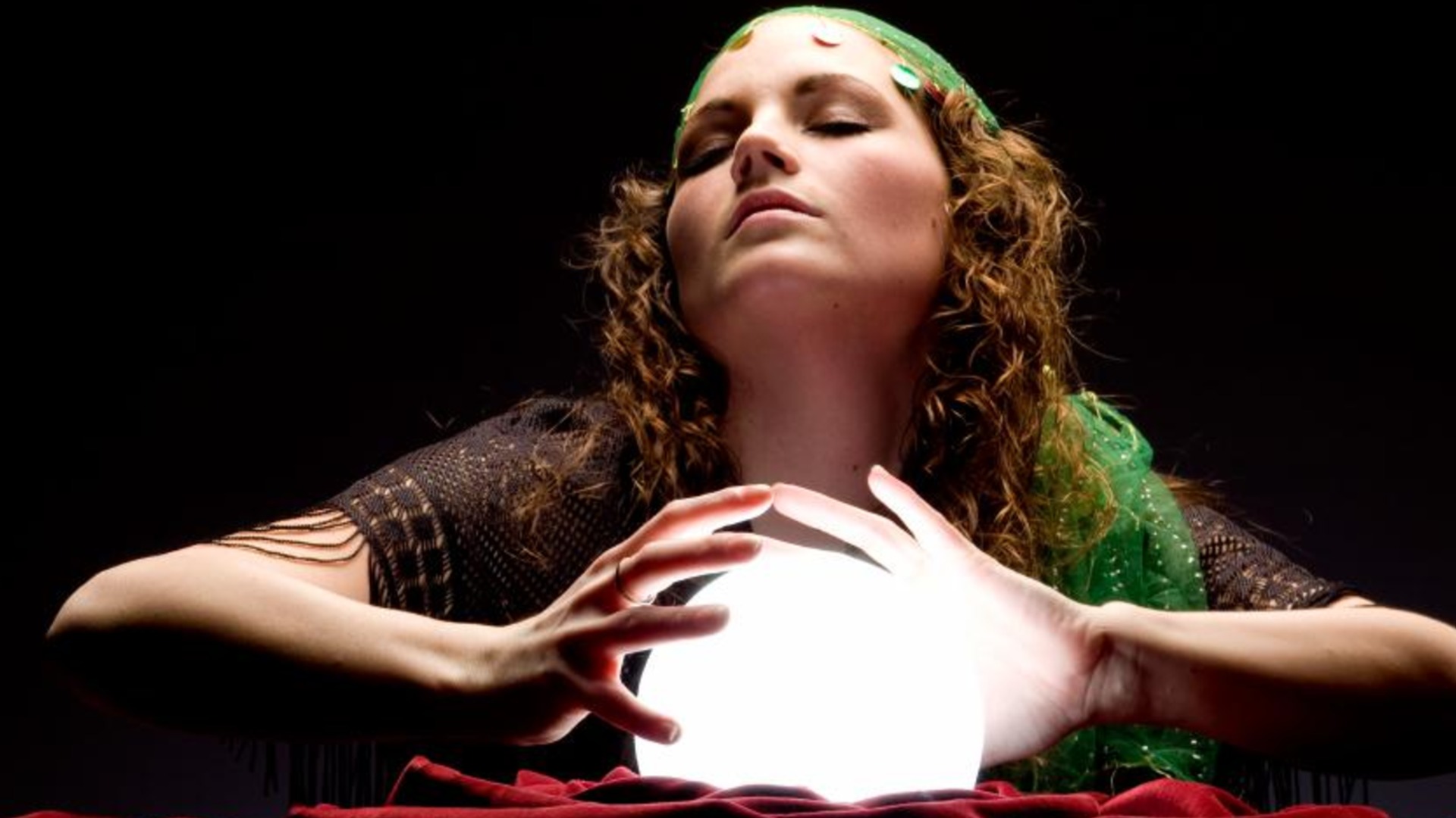 «Звезды говорят со мной» для инвесторов: экстрасенсы Facebook в нашей стране прогнозируют цену золота