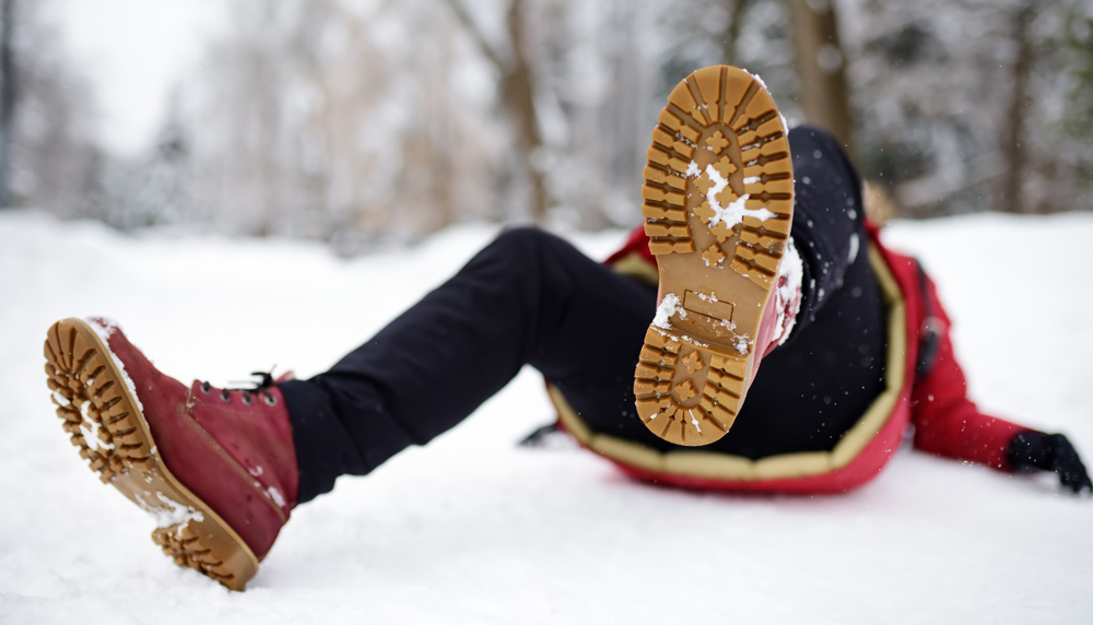 Медики рассказали, как избежать травм, когда на улице скользко