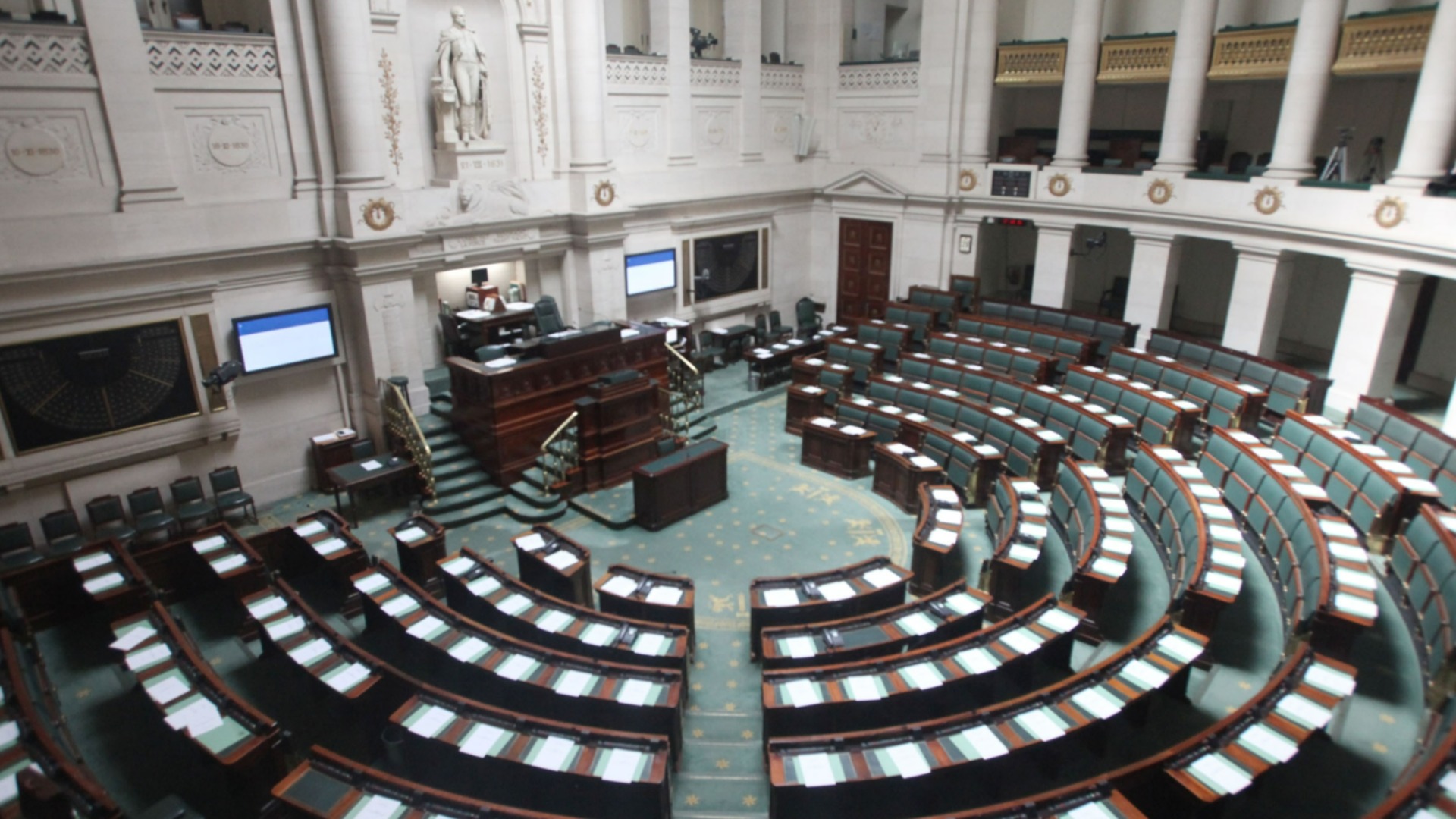 Европейская страна заморозила зарплаты депутатов на четыре года