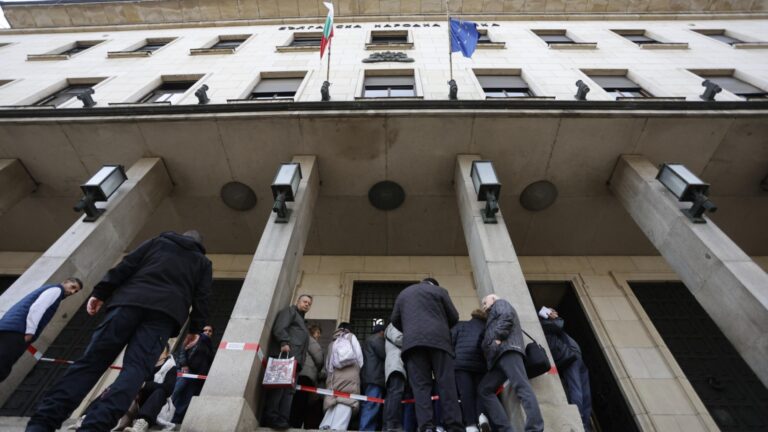 Нетерпение: очередь перед БНБ за стартовыми пакетами в евро