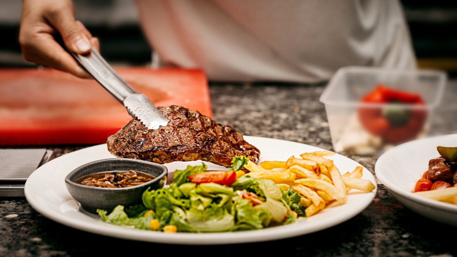 Почему эти стейки с гранатовым соусом стали настоящим хитом осени