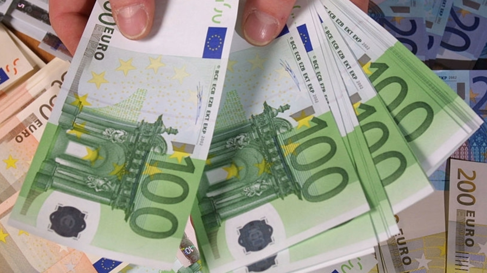 Резкое изменение курса евро по отношению к доллару