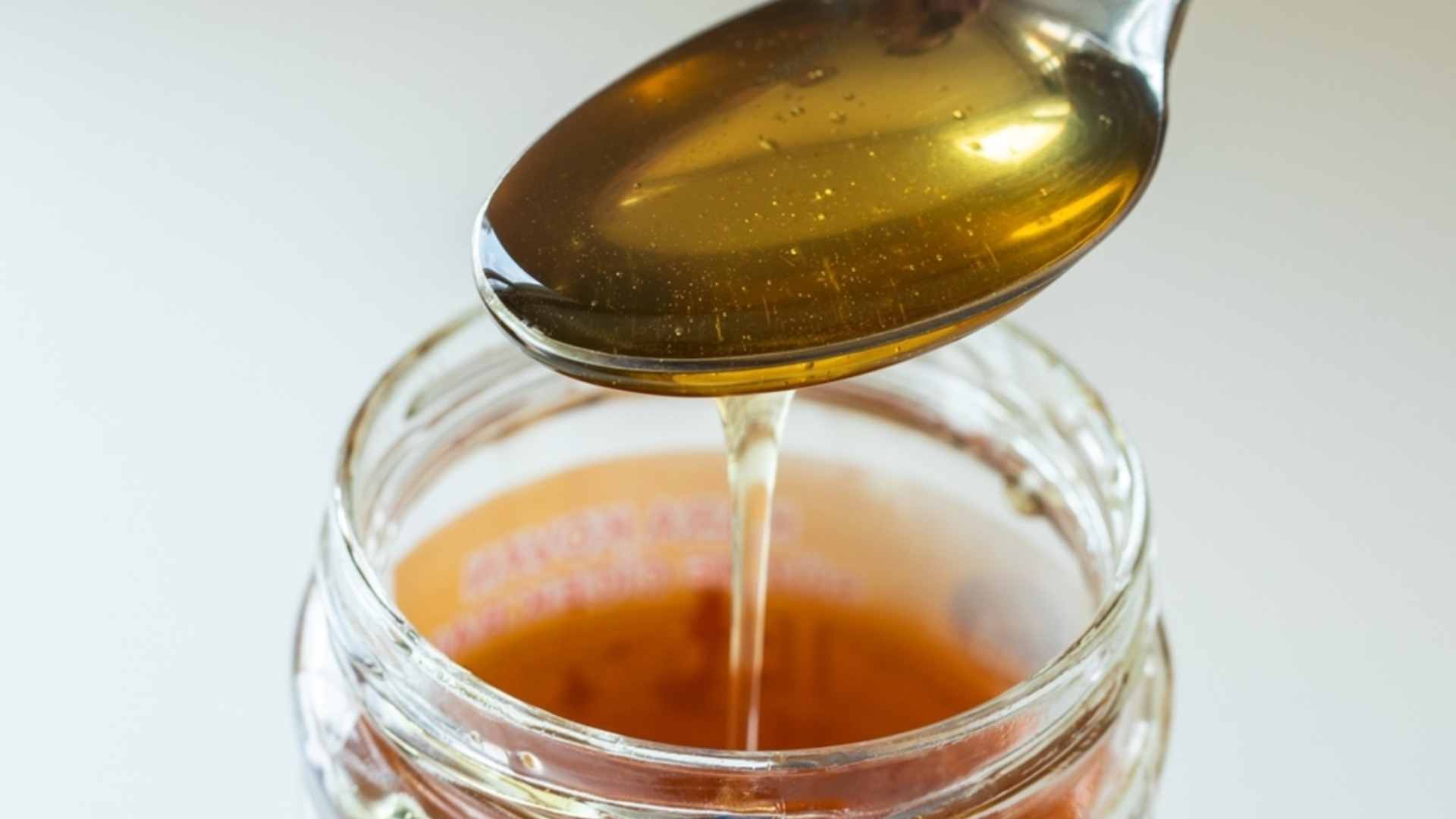 Доктор: Кому НЕ следует есть мед при простуде