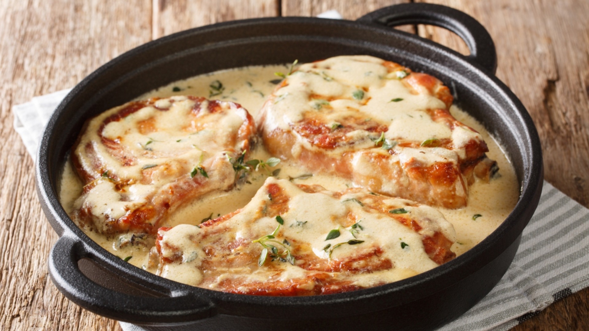 Этот стейк с грибами и сливками – мечта каждого.