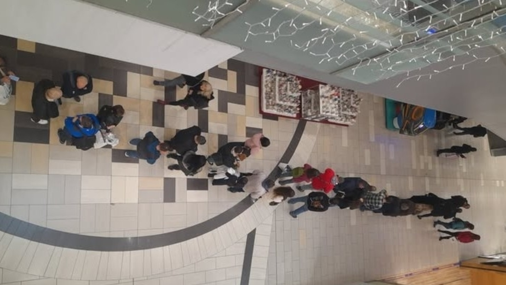 Евроистерия: Очереди за дорогими евро – по глупости или сомнительным деньгам