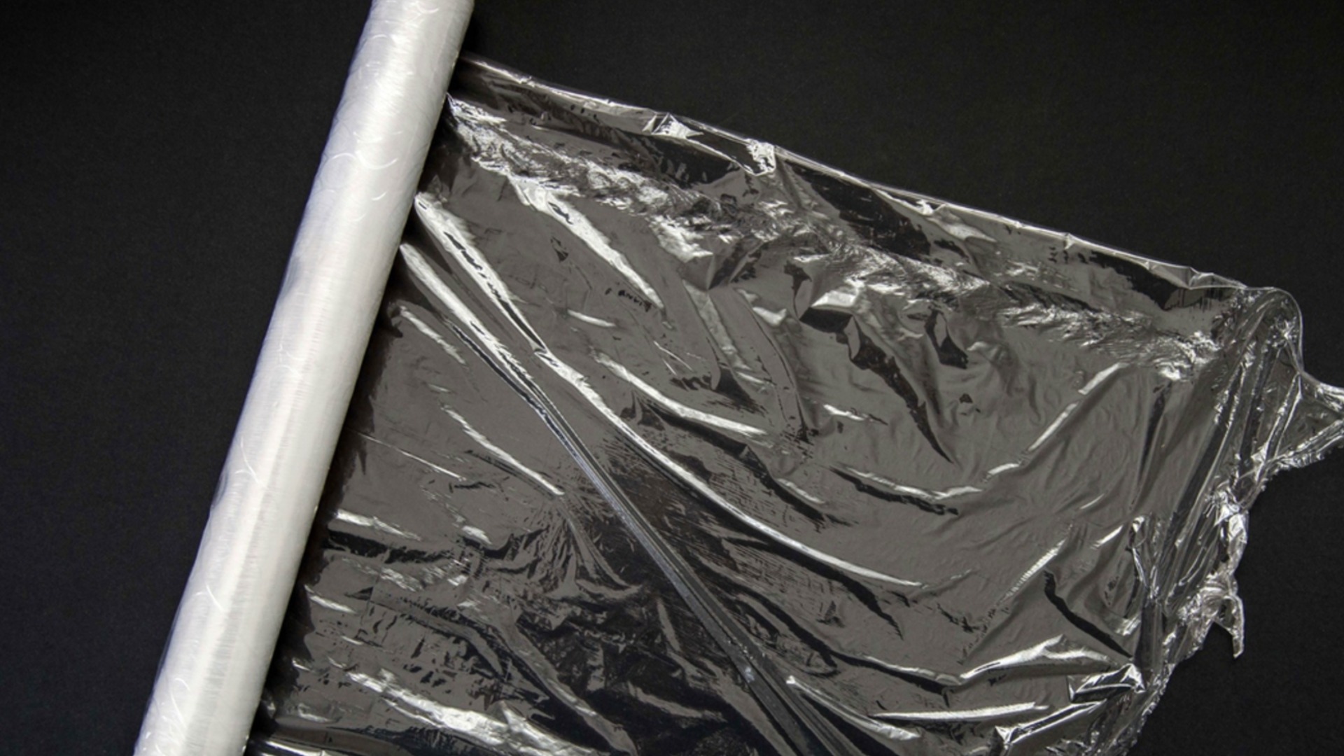 Почему хитрые садоводы используют в своем саду пищевую пленку