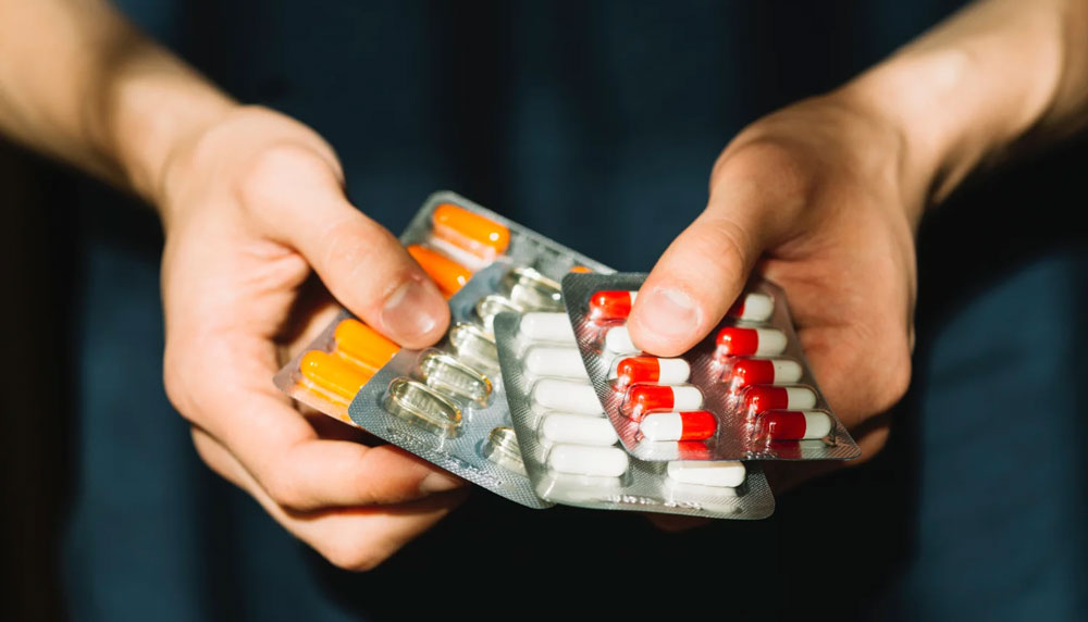 В Украине заговорили о продаже лекарств на заправках и через автоматы