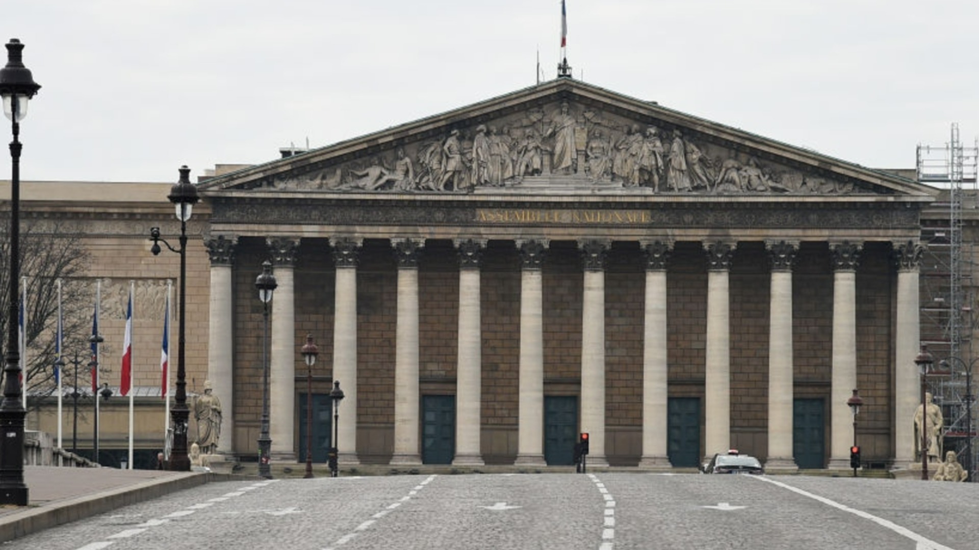 А Франция может остаться без принятого бюджета в конце года