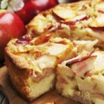 Уют в каждом кусочке: уникальный осенний торт с яблоками, грецкими орехами и корицей