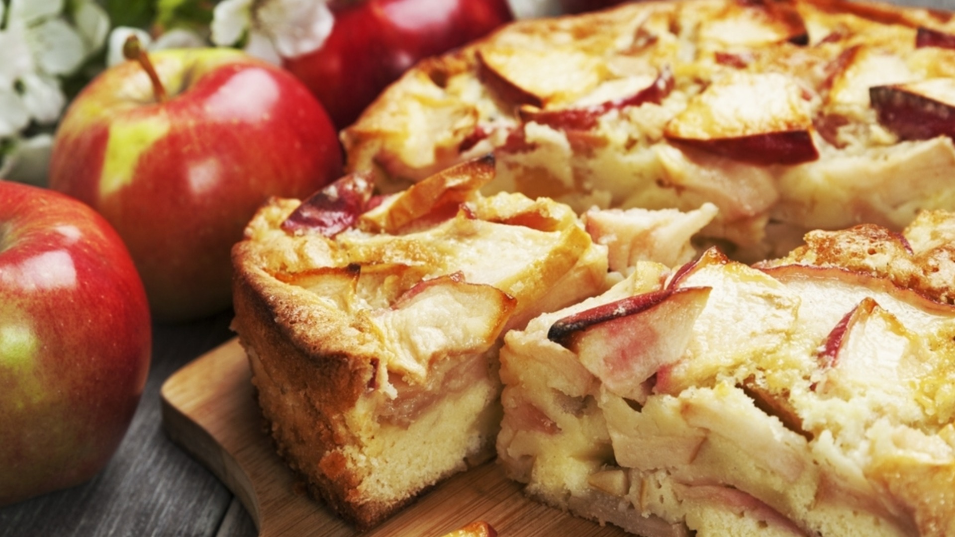 Уют в каждом кусочке: уникальный осенний торт с яблоками, грецкими орехами и корицей