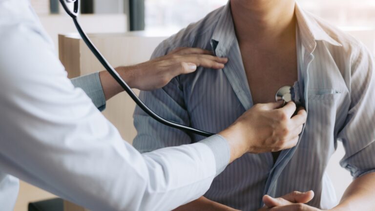 Эта привычка опаснее отсутствия физических упражнений, предупреждают кардиологи