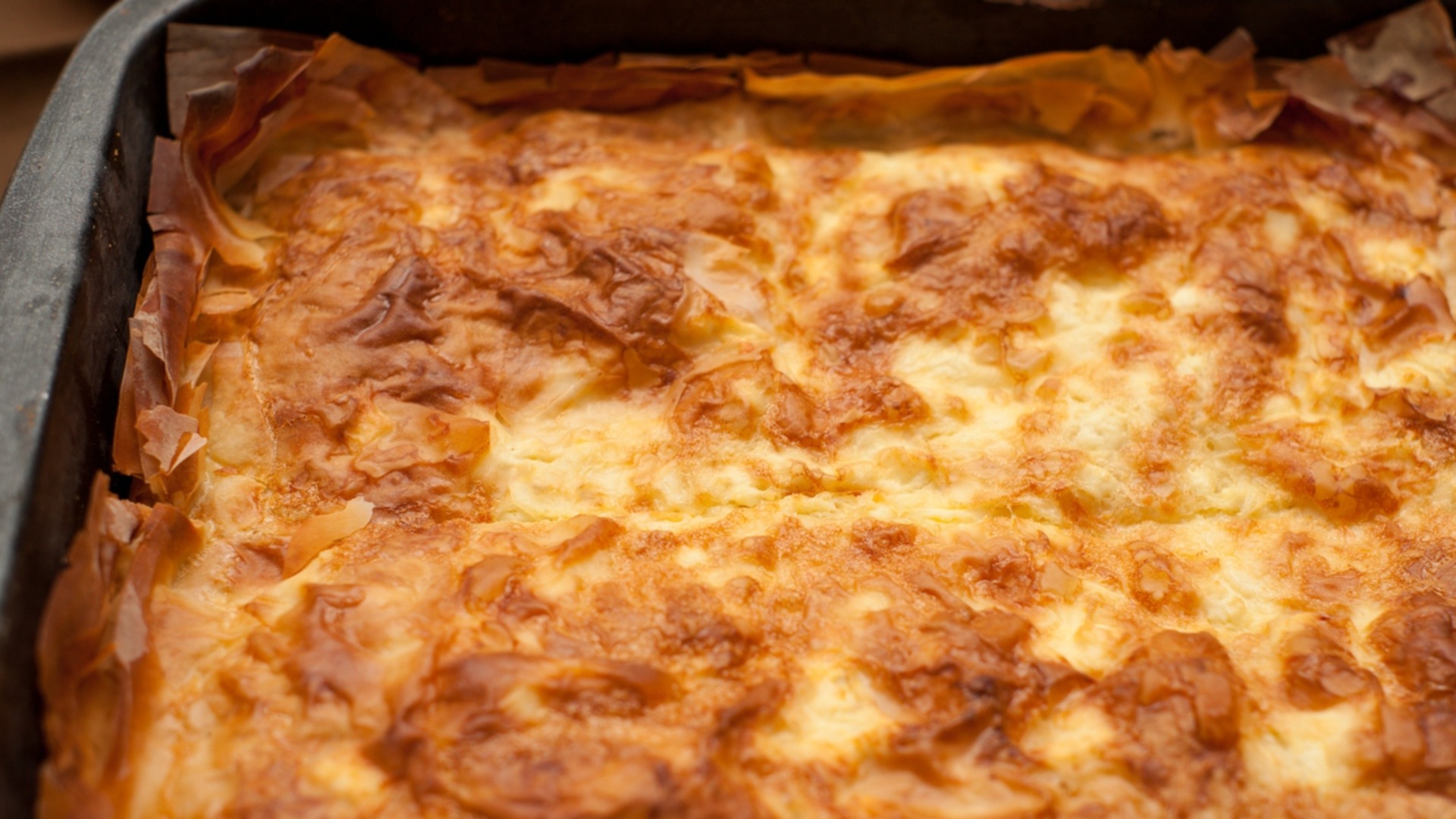 Этот заварной пирог с готовыми коржами отгоняет от всех плохое настроение.