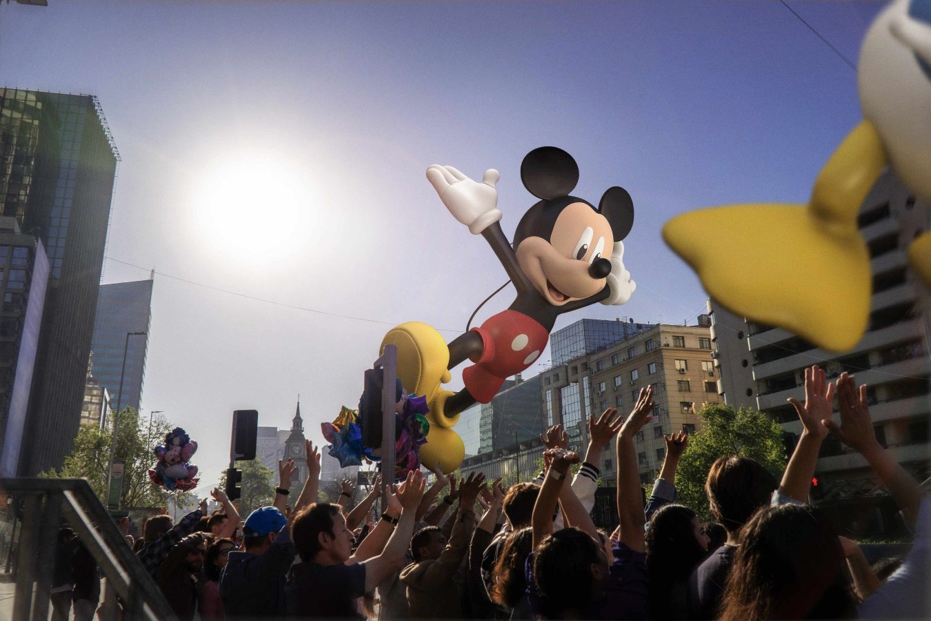 Disney оставляет своих персонажей ИИ через ChatGPT, одновременно угрожая Google иском о нарушении авторских прав