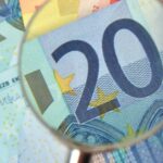 Не паникуйте и не торопитесь с конвертацией: эксперт по инвестициям дает важные советы перед евро