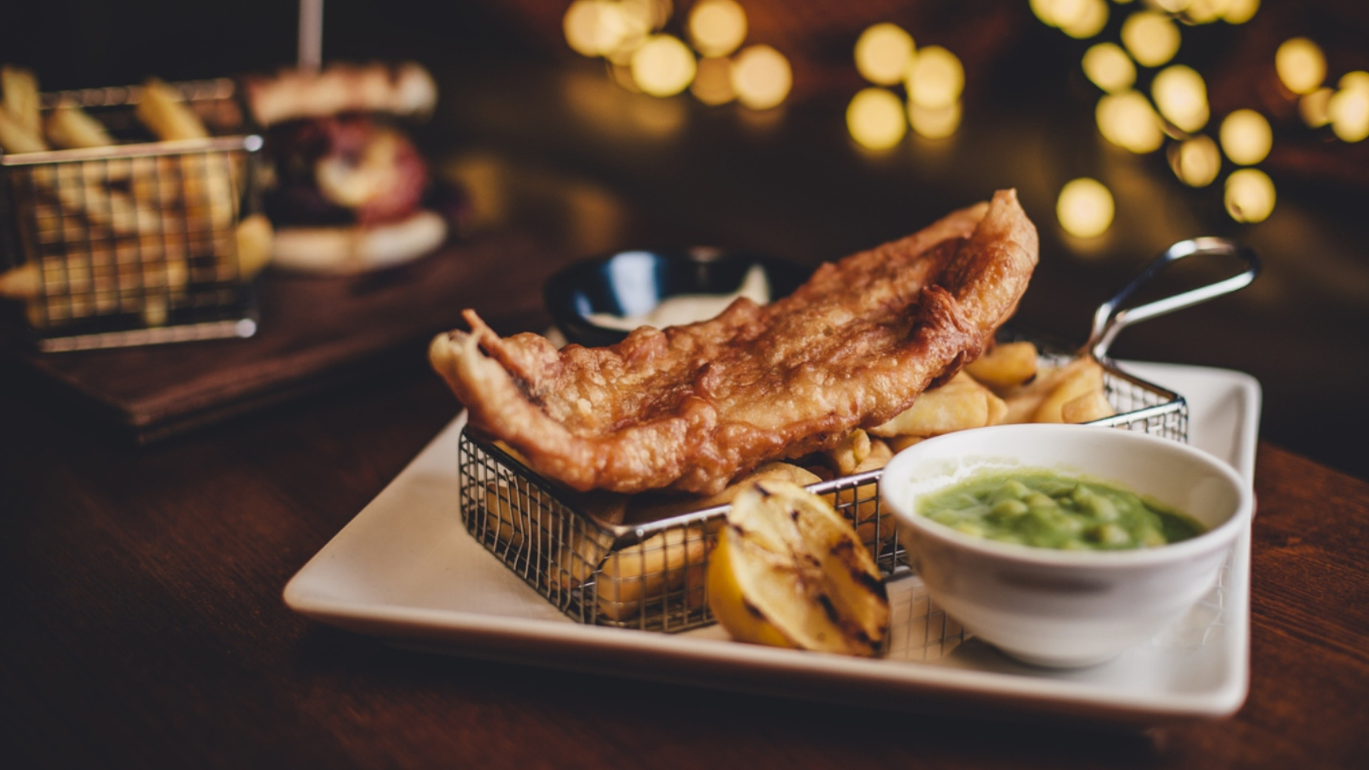 Почему опасно совмещать рыбу и сыр?